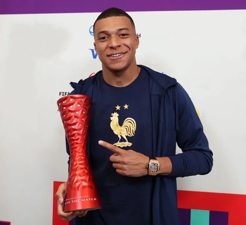 国际足联尴尬！孔德戴金项链踢了42分钟，姆巴佩丝毫不给面子