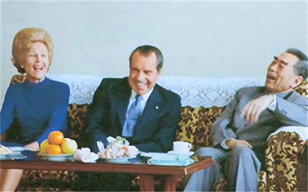 尼克松夫人对熊猫牌烟盒爱不释手，周总理：喜欢？送两只真的