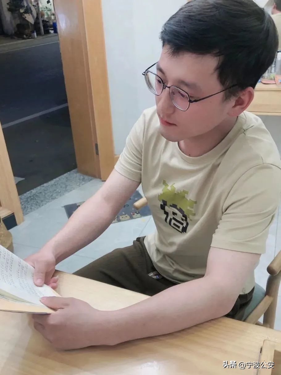 外卖小哥在十字路口执勤,外卖小哥带着孩子送外卖警察帮忙