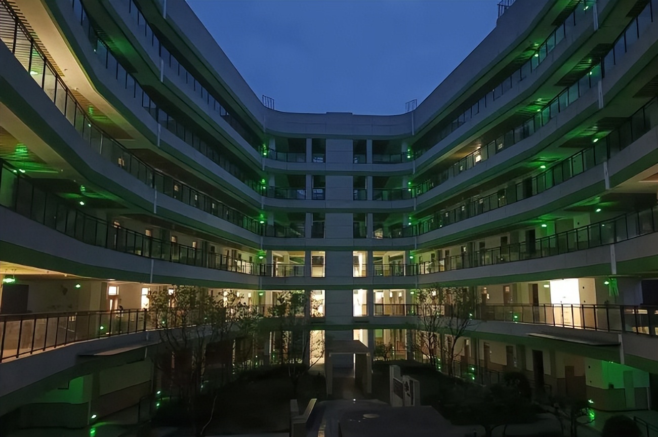 以一日之力，应朝阳之功——记乐山东辰高中部的一天