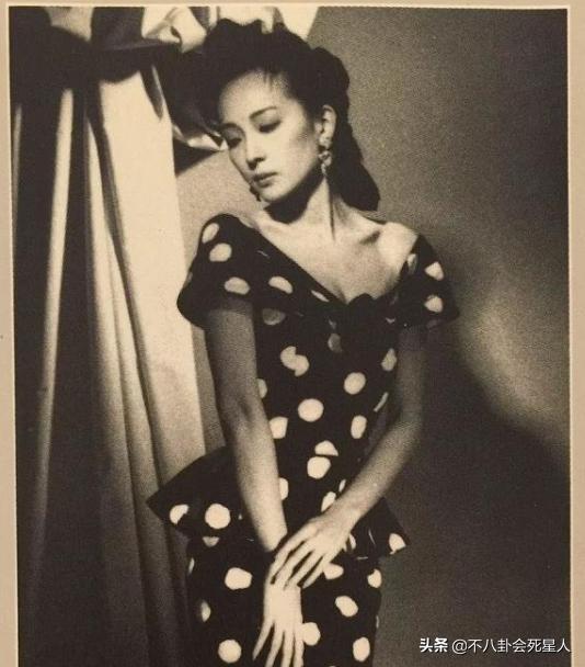 明星整容脸僵硬图片,老女明星整容脸和纯天然脸