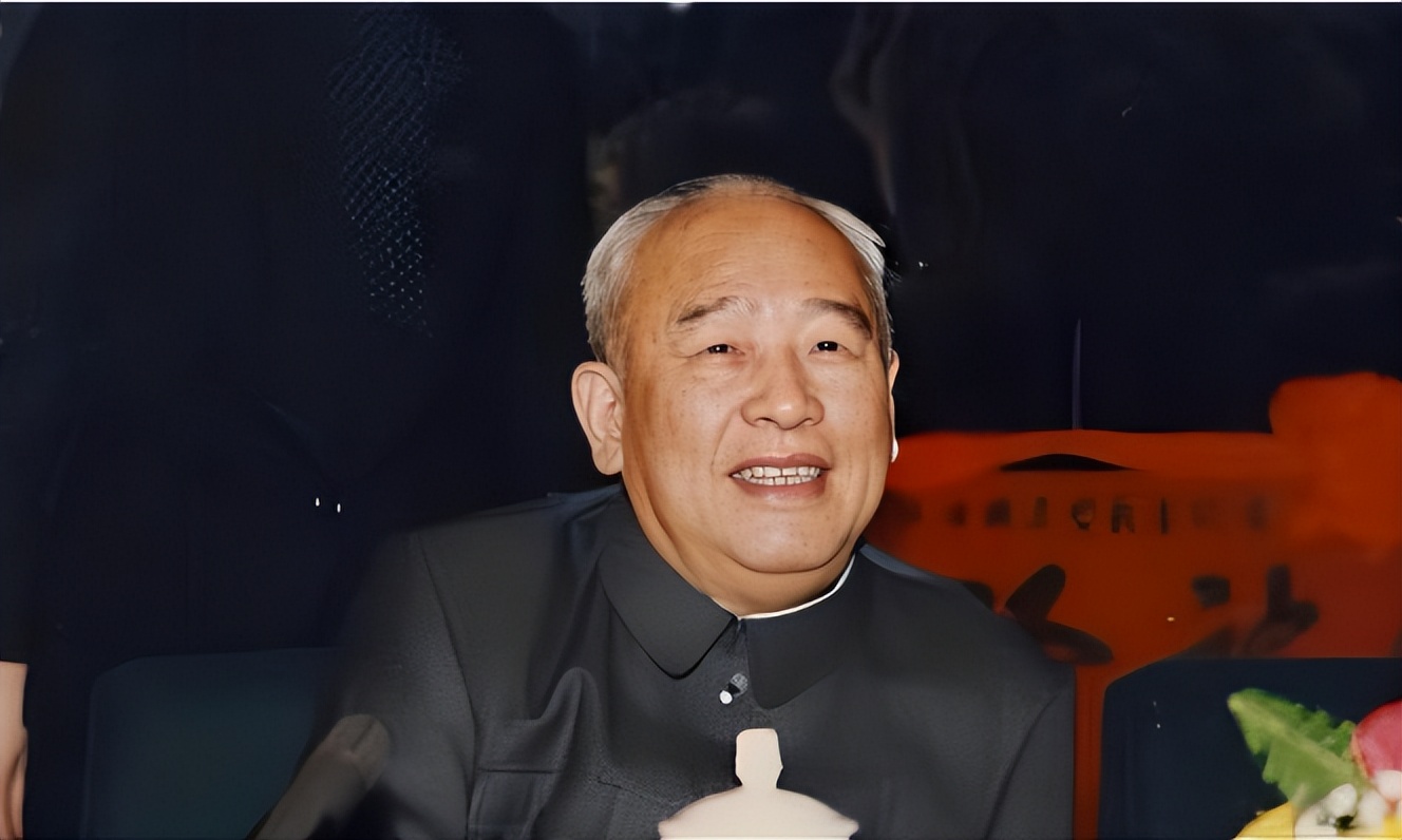 他1978年被调至北京，对*国锋华**抱怨：我到天津屁股还没坐稳