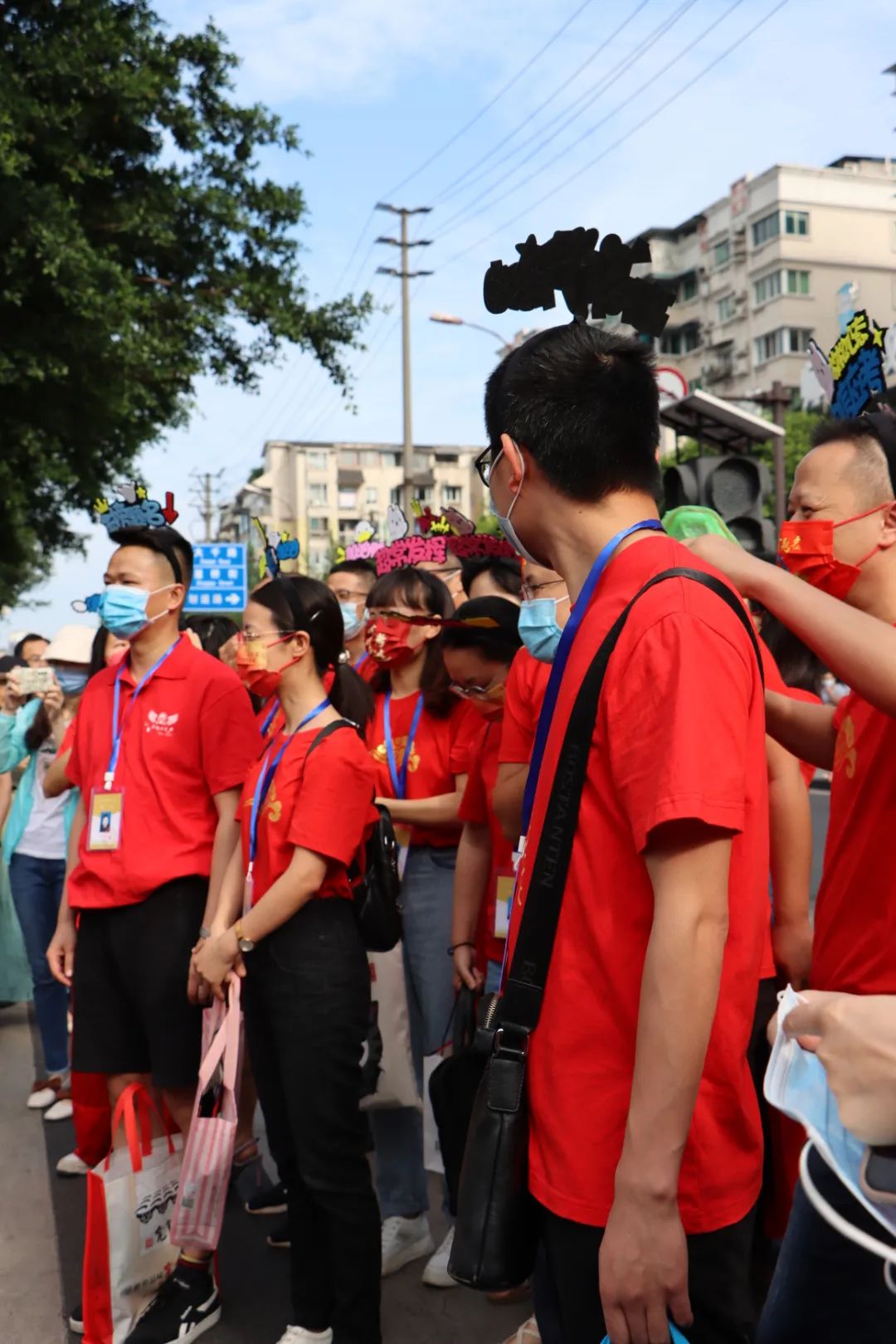 直击2022年内江高考现场！3.2万名考生奔赴考场，考场外的这一幕