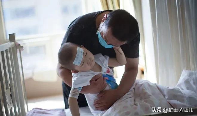 儿童重症监护室门口家属哭了,儿科重症监护室的孩子