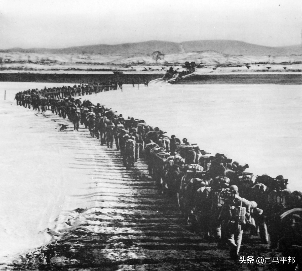 会打仗的*队军**不少见，但主动弯腰帮老百姓收庄稼的，可能只此一支