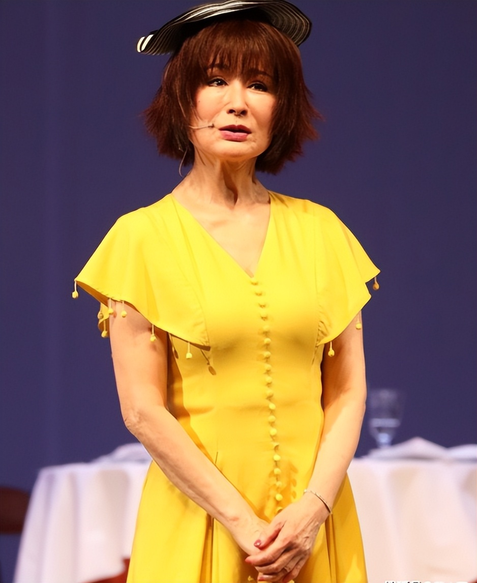 没了美颜滤镜，谁在装嫩一目了然，麒麟臂、水桶腰、满脸皱纹沟壑