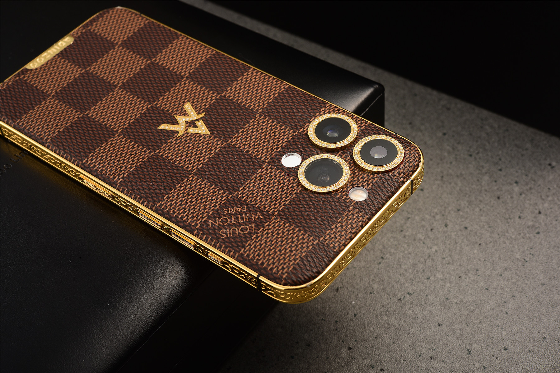 lv定制的iphone13pro价格,纯金打造的iphone13pro