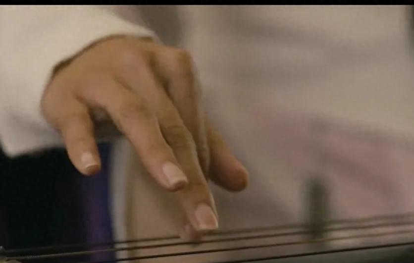 “小丑手”太减分了，这8位女星个个貌美如花，却被手拖后腿