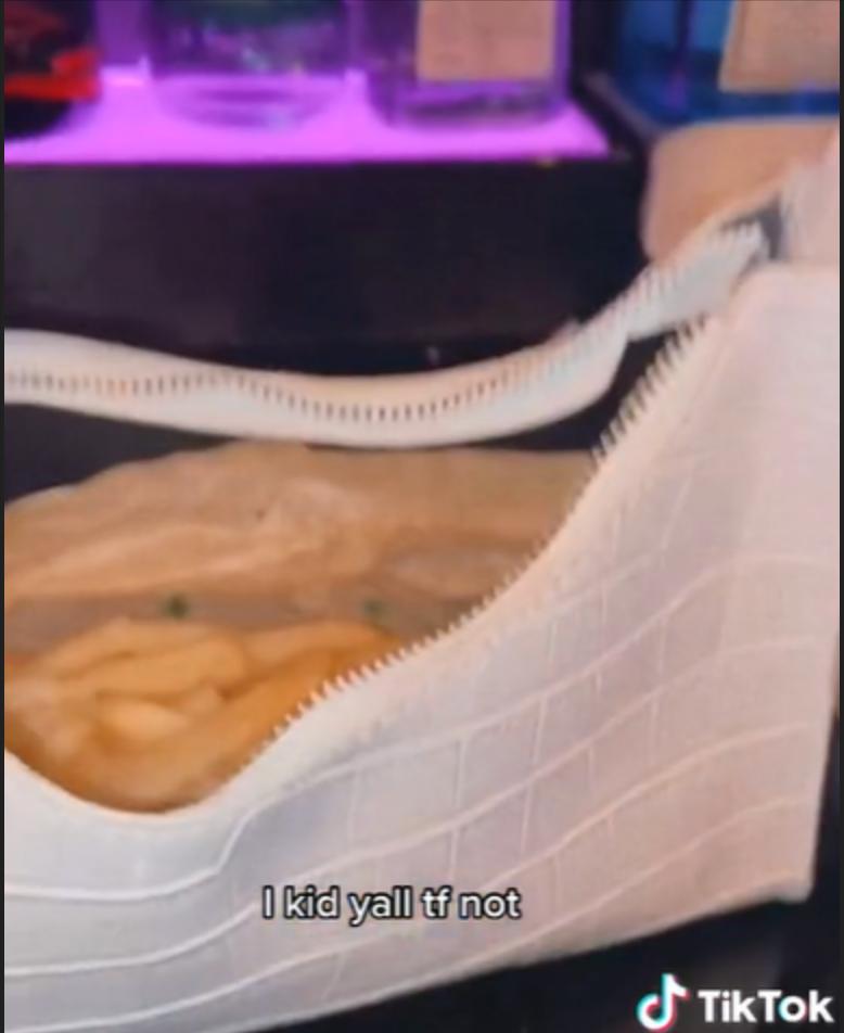 国外妹喝醉丢包包，调酒小哥打开直接懵了！拍视频3000万网友围观