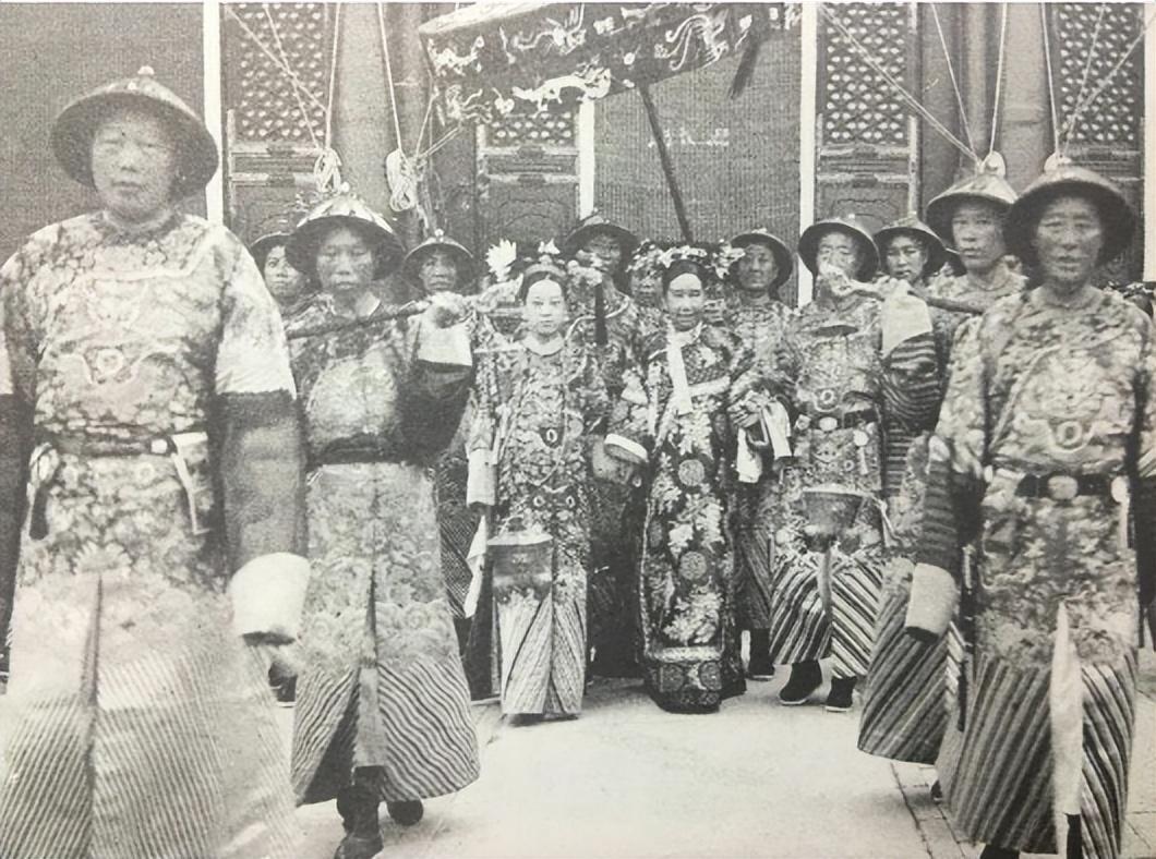 21张真实又罕见的老照片，阴毛假发工作者，我怀疑他用错地方了