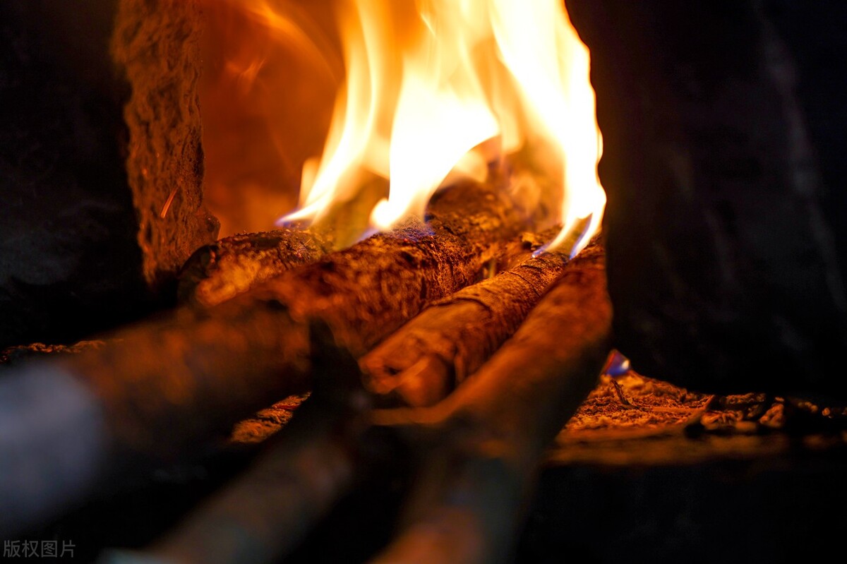 冬天农村柴火炉取暖,现在农村可以用炭火炉取暖吗