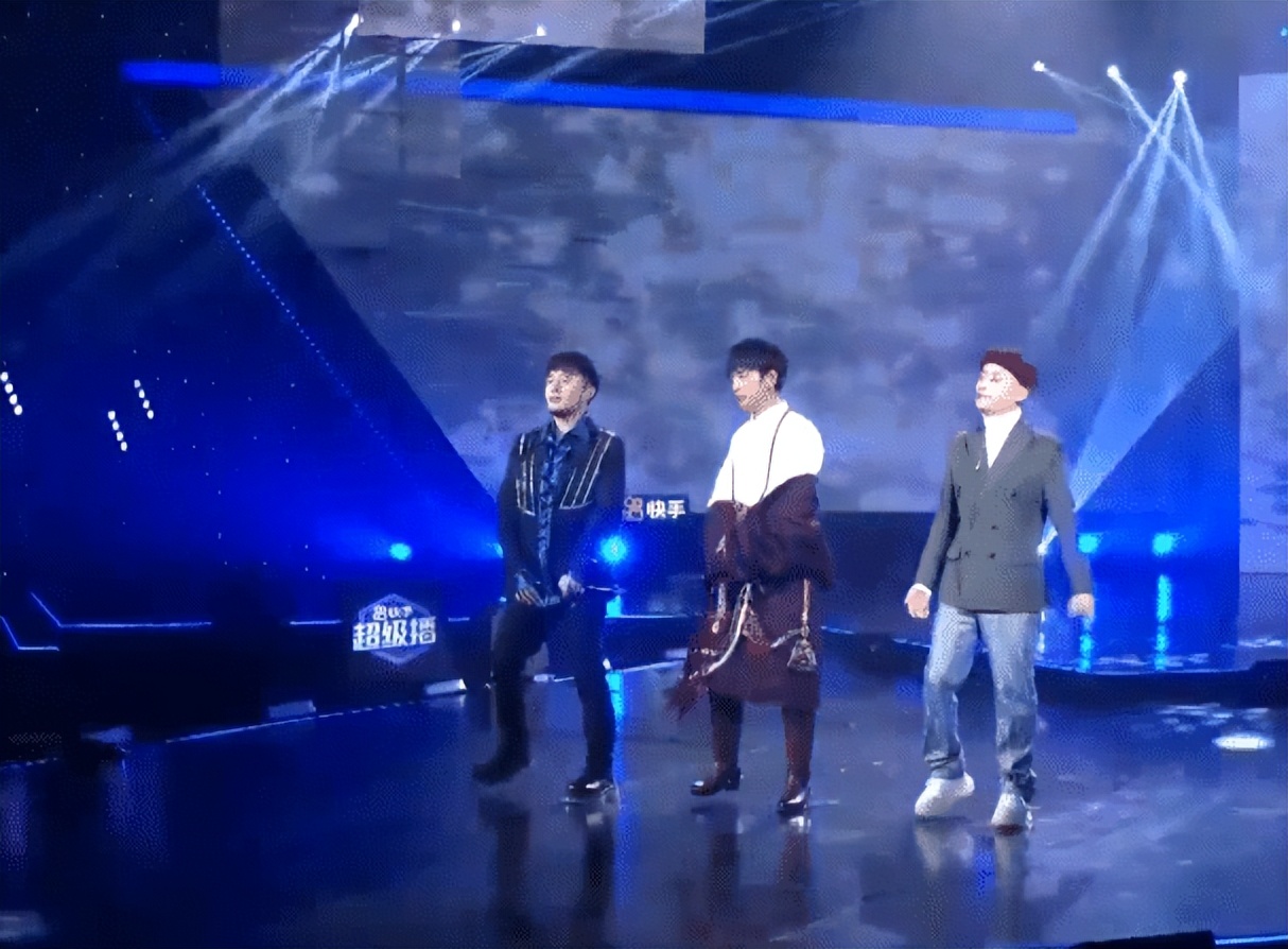 王冰冰丁真街头卖桃，席地而坐汗直流，每人限购五个两小时全卖光