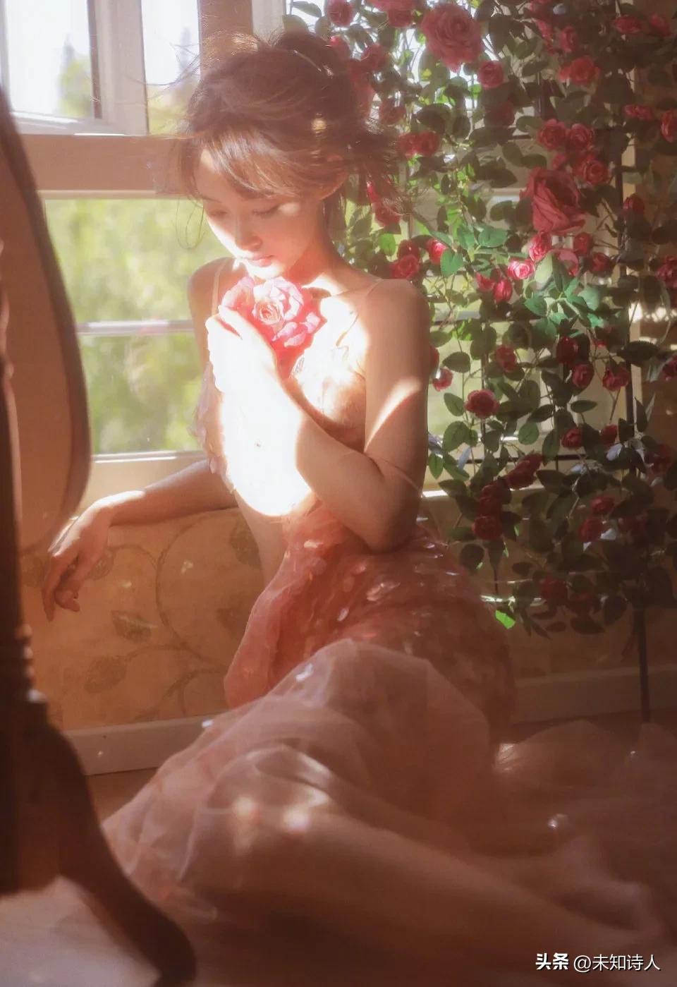 阳光穿过窗口玻璃，直接射在美女身上，曼妙的身姿若隐若现！