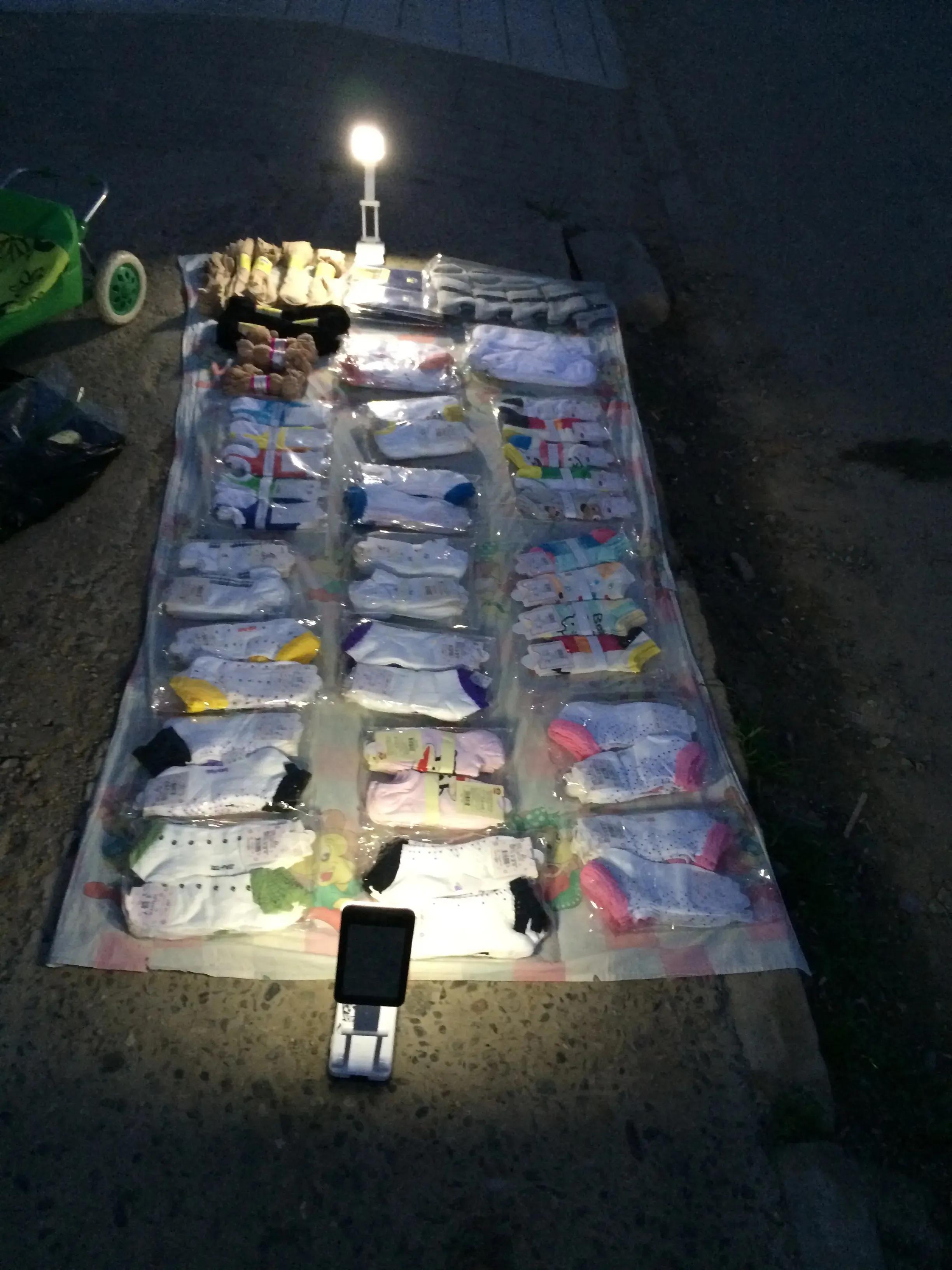 摆地摊不丢人靠自己的双手挣钱,摆地摊不丢人靠自己的努力挣钱