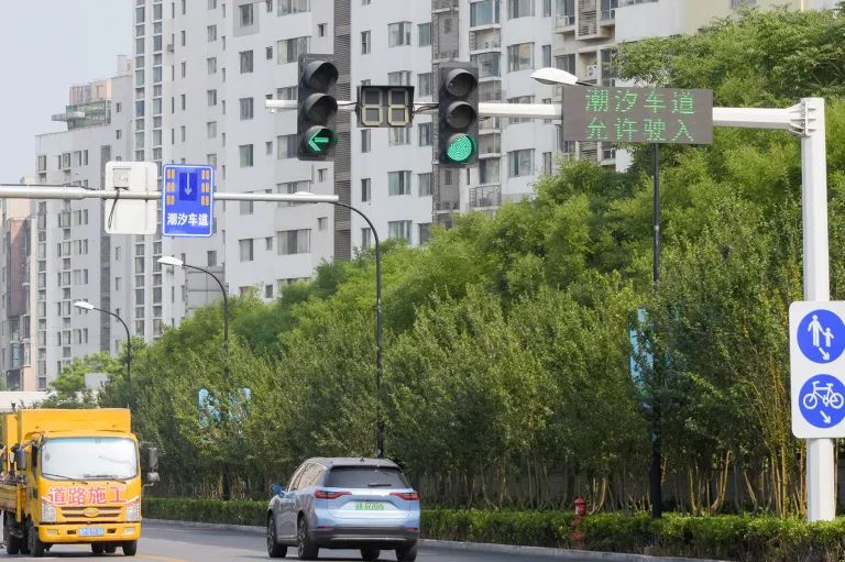 全市首条智能潮汐车道试运行,天津首条智能潮汐车道试运行