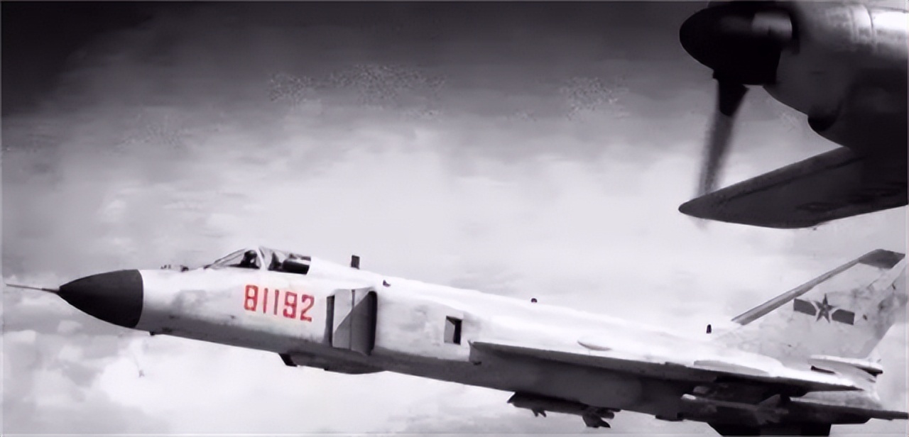 2001年贺鹏飞因突发心脏病去世，母亲盯着遗体发呆，重复说一句话