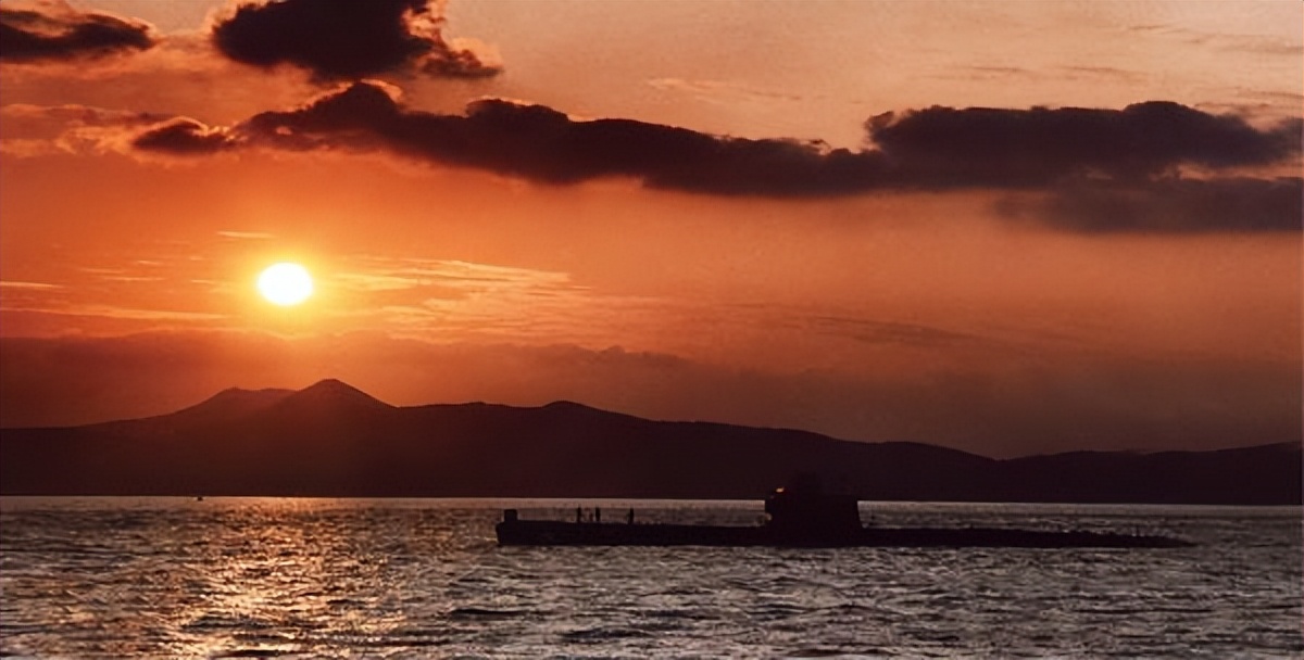 我军舰队驶入公海，某国驱逐舰阻拦，开国中将喊话：后果自负