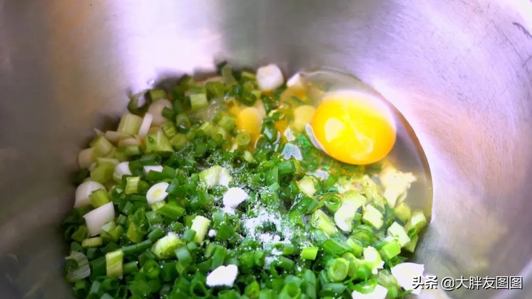 不需要揉面就能做出香喷喷的煎饼,手不沾面就能做的煎饼视频