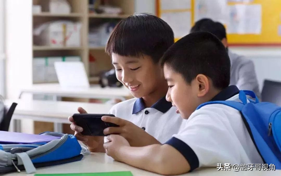 贵阳某中学把20余部学生手机泡水引热议，学校这样处置是否得当