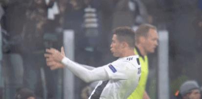 足球场上对抗与拼抢,足球场上要相互鼓励而不是责怪