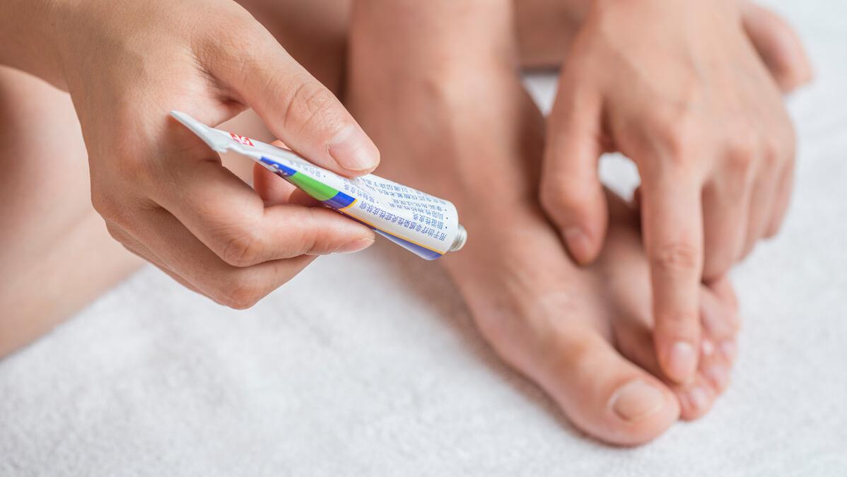 脚气怎么治才能除根没有瘙痒糜烂,3个实用方法根治脚气不复发