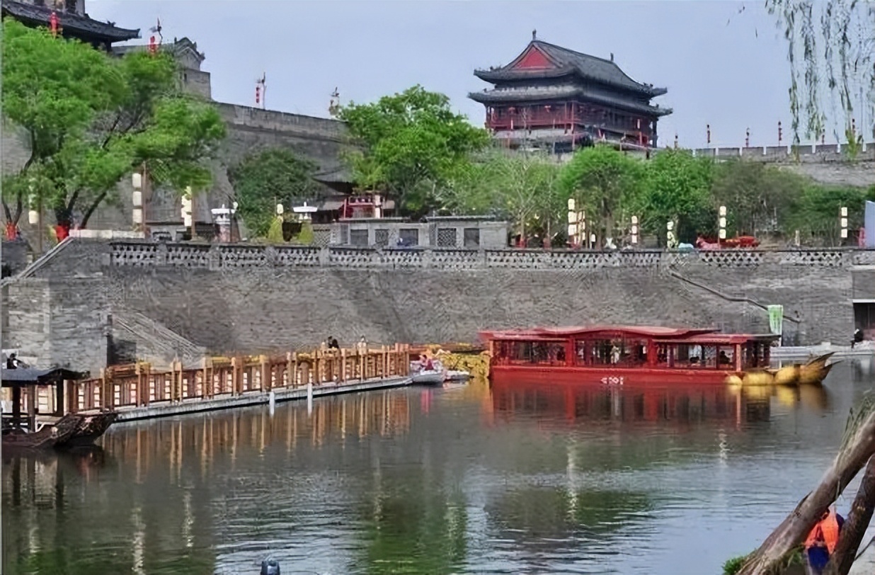 夏天过去了，护城河里没有出现一个划桨板的西安人