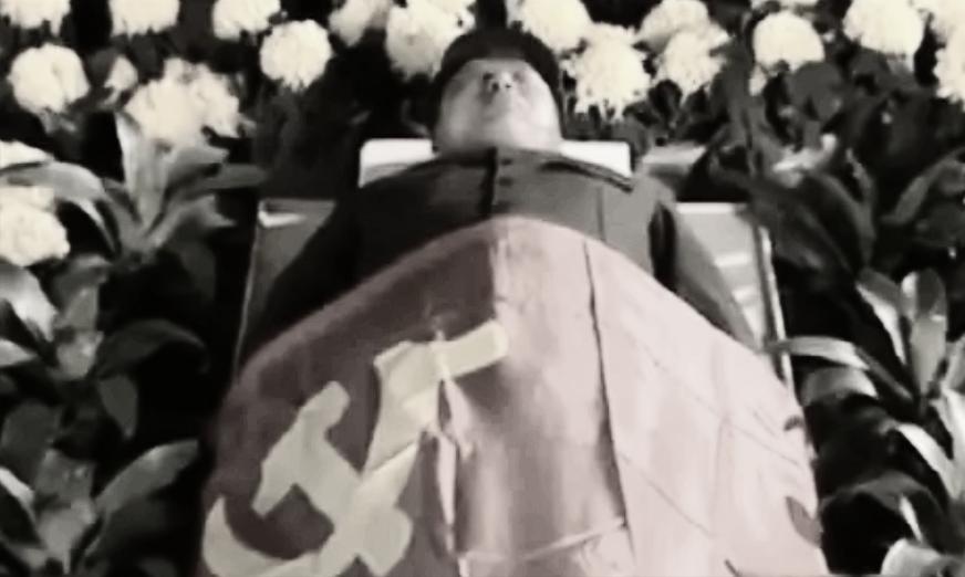 85年*世友许**逝世后，留下罕见照片，将军遗体旁的三个人分别是谁？