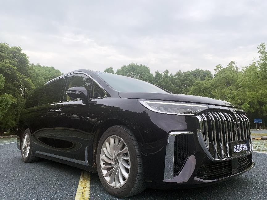 岚图梦想家和丰田埃尔法测试视频,东风岚图增程式suv试驾