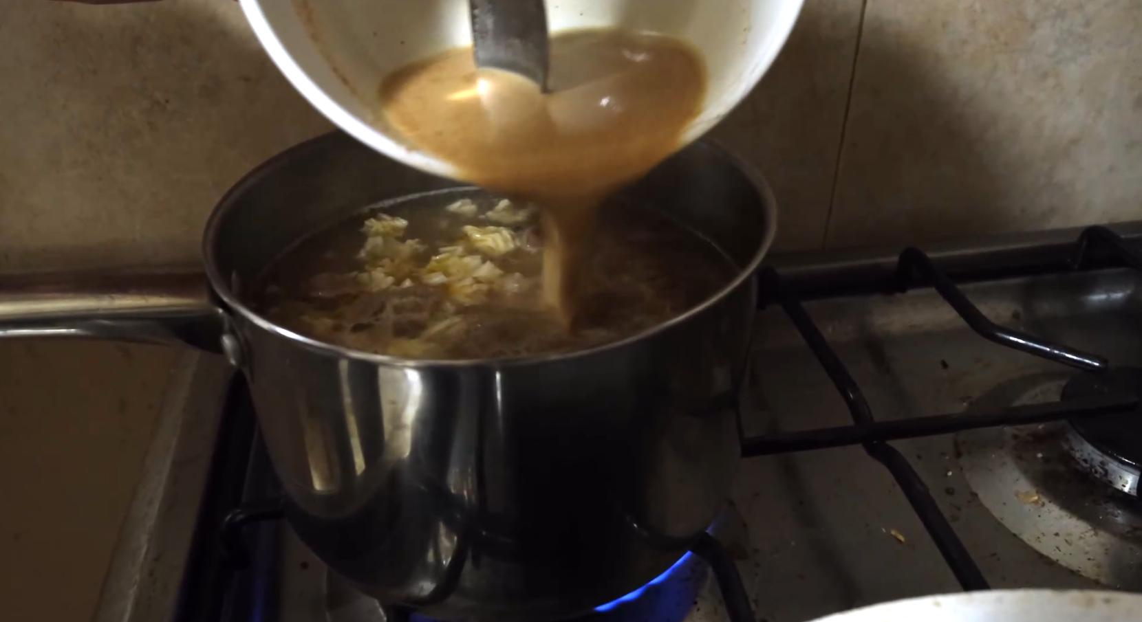 美国小伙觉得中国食物难吃，便用胡辣汤街头实验，结果被路人疯抢