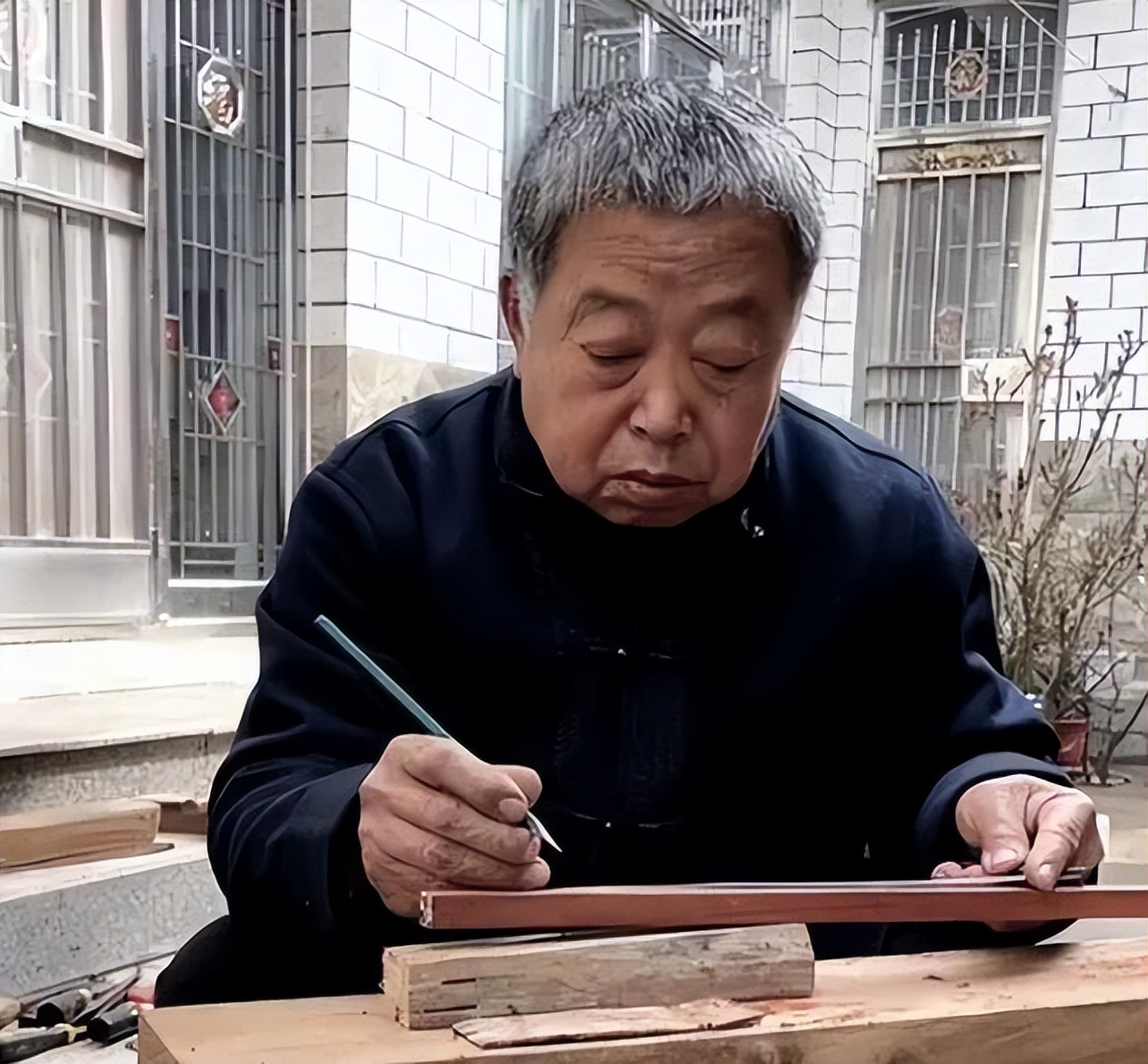 山东爷爷用榫卯工艺制作足球,中国乐高积木古建筑万里长城