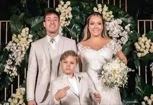 梅西获得金球奖c罗握手梅西,梅西工资卡给老婆