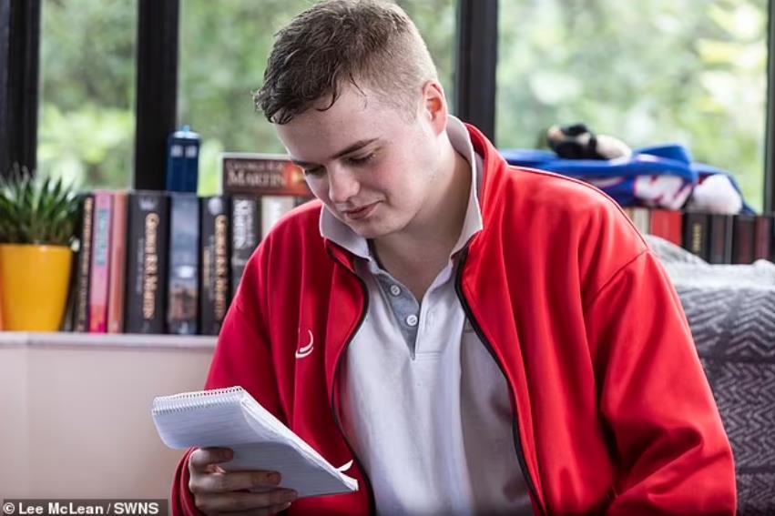 神奇！英国小哥患罕见“通感症”看到名字就能尝到或闻到特定气味