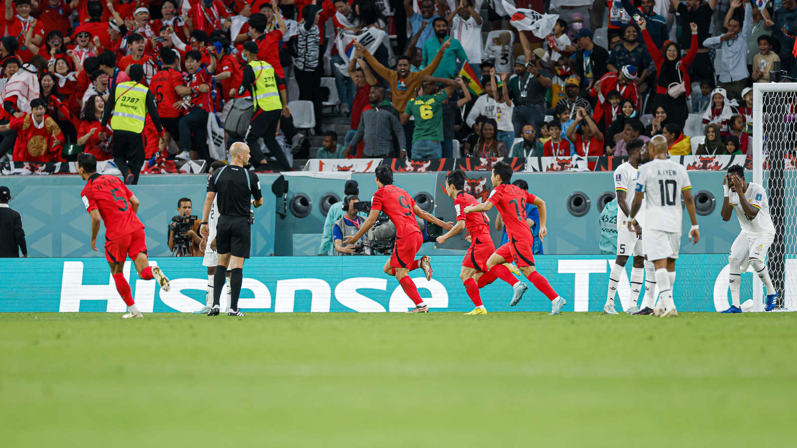 输球又输人！韩国主帅输急眼，咆哮怒骂裁判，直接染红无缘生死战