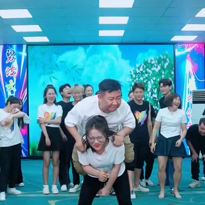 大家快来看，今晚直播笑不活了，辛苦了你们白天演出晚上还...