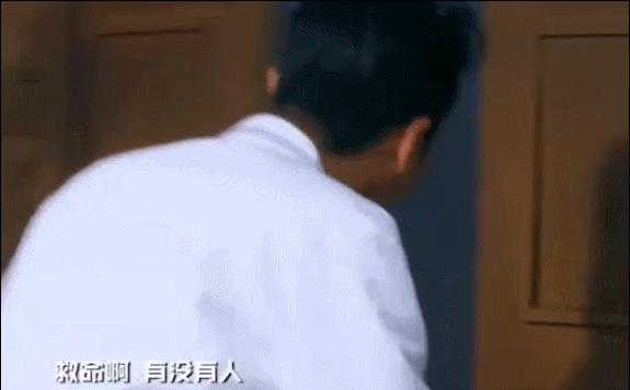 胡歌为礼仪小姐姐化解尴尬娱乐,胡歌帮礼仪小姐解围对比