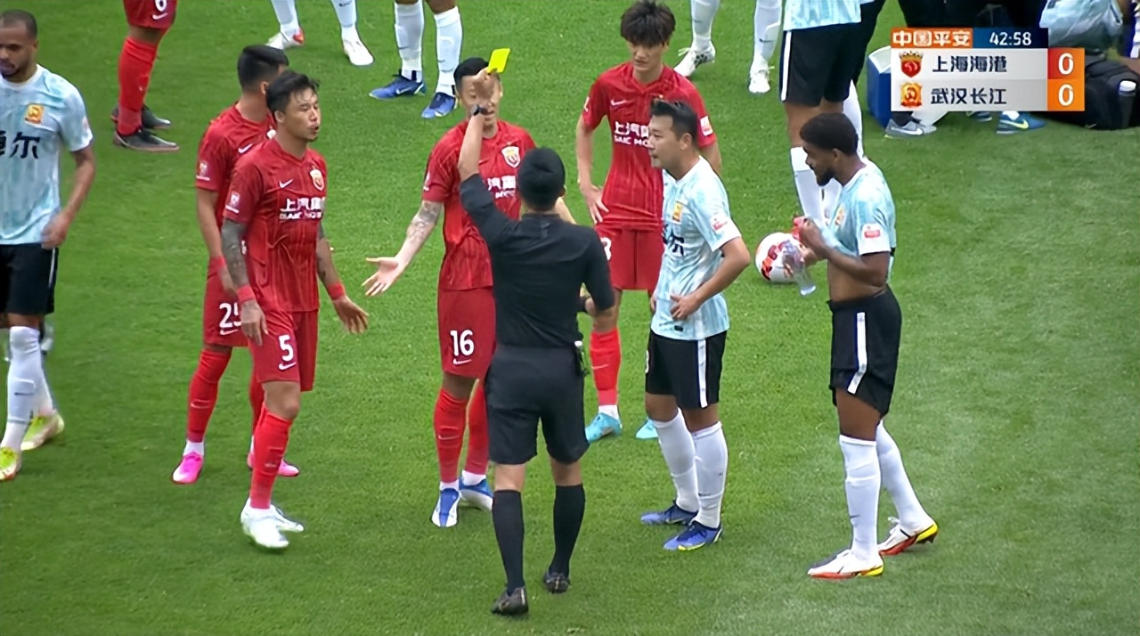 国脚水平菜脾气大？徐新飞踹染红+“破门”，情节恶劣引争议？