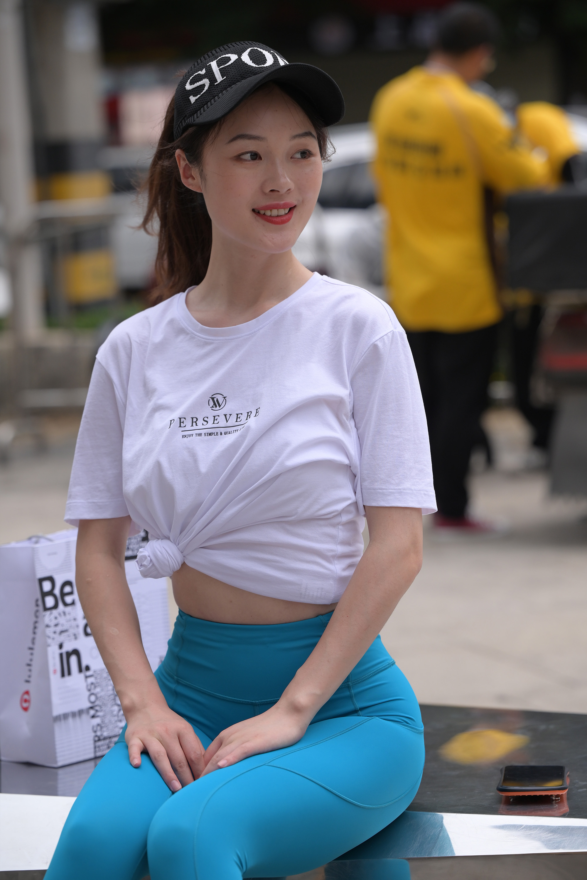 白短袖搭配黑运动裤显年轻,灰色运动裤搭配白色雪纺衫