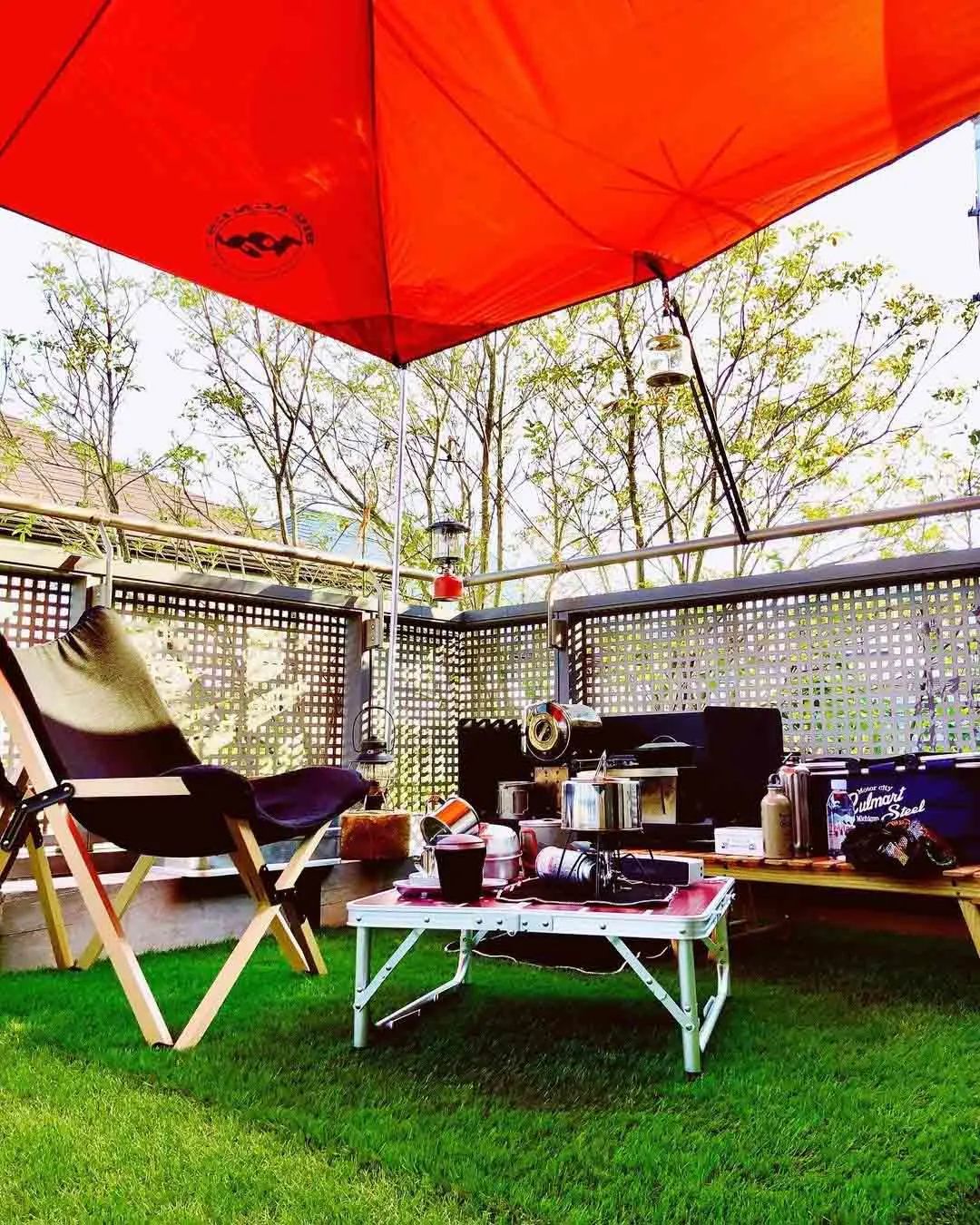 家里阳台怎么像露营感觉,阳台既能晾衣服也能当临时卧室