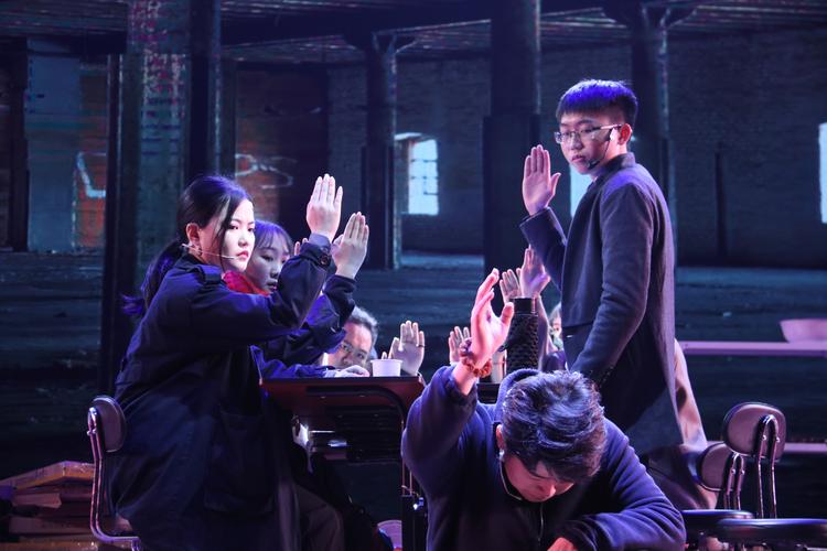 关于华语电影中的女性叙事的研究，并以毕业作品《花儿》为例