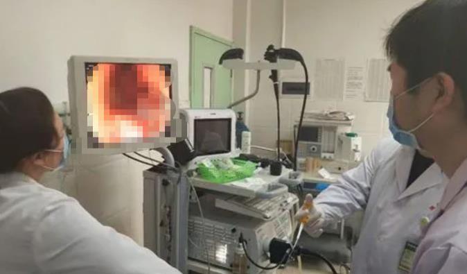 昨晚我和老公说不要再给婆婆治疗了，然后他直接打了我一巴