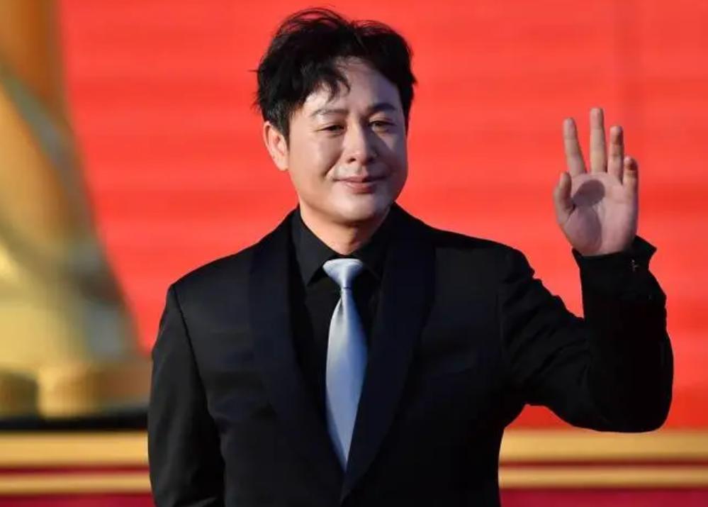 张颂文走红后现身被粉丝围堵跟拍,张颂文说新浪