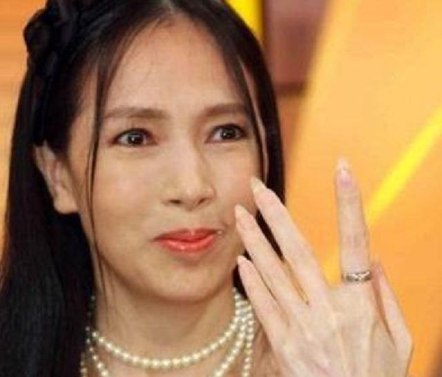 台湾好色富婆：有过5任丈夫，想用40亿*养包**黎明，最后却选择出家