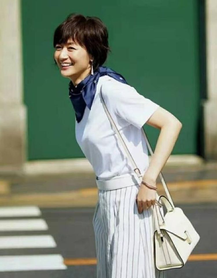 2020年女生最流行中长发气垫烫,今年流行烫什么小卷烫