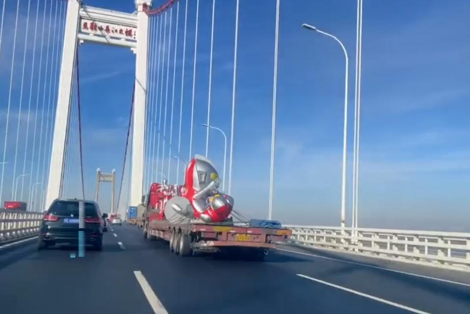 安徽男子偶遇奥特曼,安徽高速现一车奥特曼