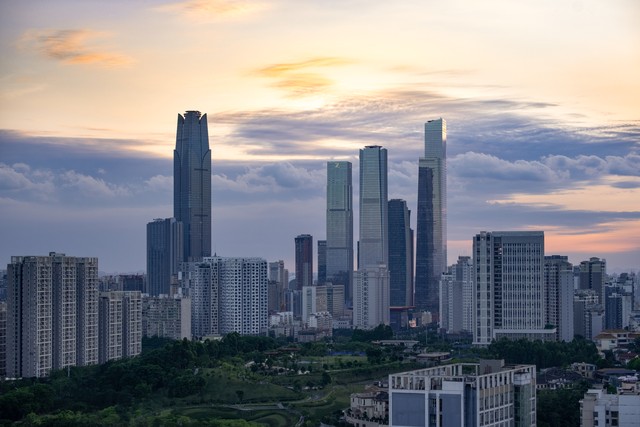 卖水果大爷月入十几万摆摊,摆摊卖水果生意亏得血本无归