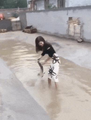 现在女大学生太开放,这么隐私的东西露在外面,男人看了都脸红了