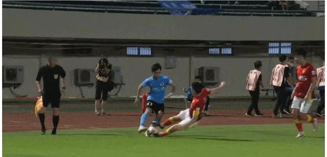 我劝李学鹏抓紧退休、遛鸟养性情，来年参加夕阳红足球队