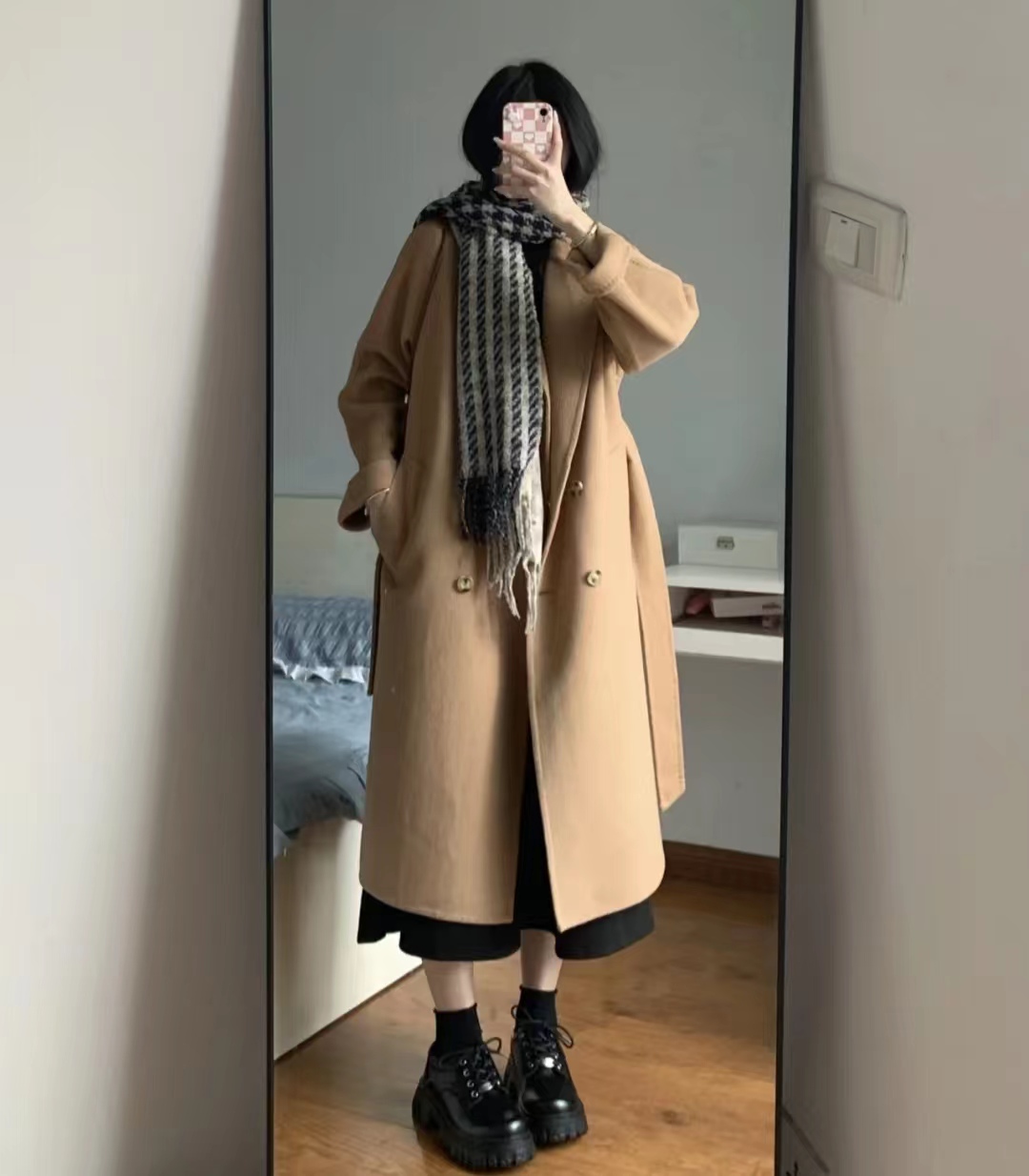 驼色大衣打底配什么颜色显高级,怎样选驼色大衣高级