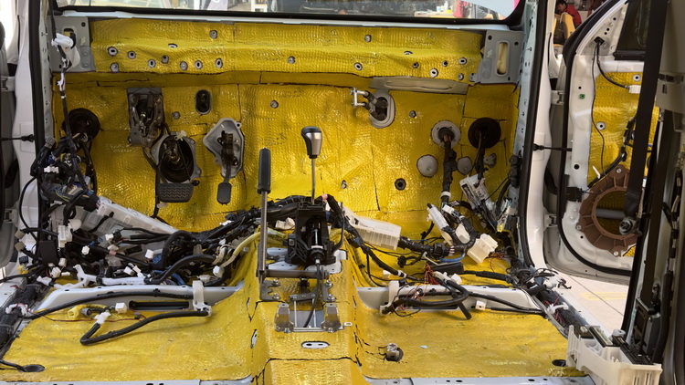 普拉多4000做全车隔音施工,云南普拉多隔音效果改装案例