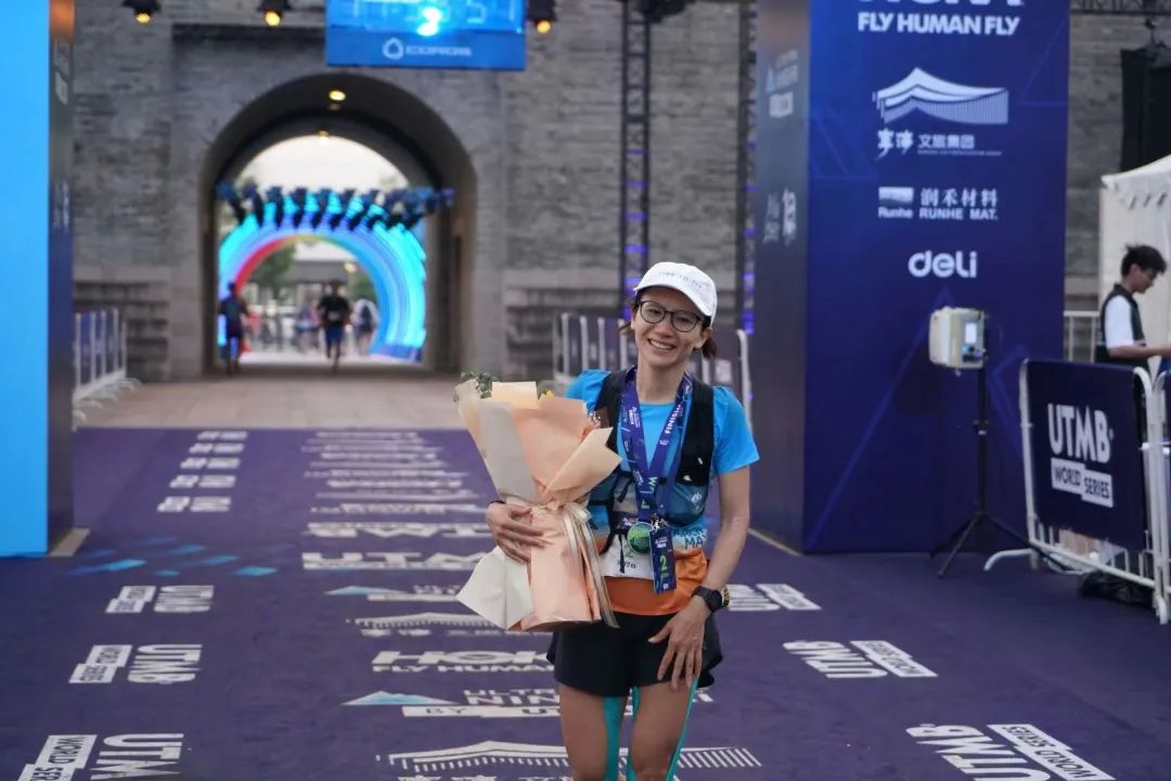 从阿尔卑斯山脉滑雪下来,从阿尔卑斯山飞下去